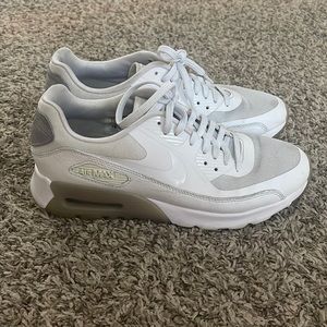 Women’s White Nike Air Max Shoes! Brand new condition!